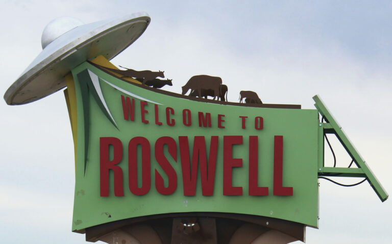 A Welcome to Roswell sign