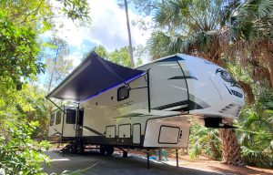 fifth wheel trailer with awning