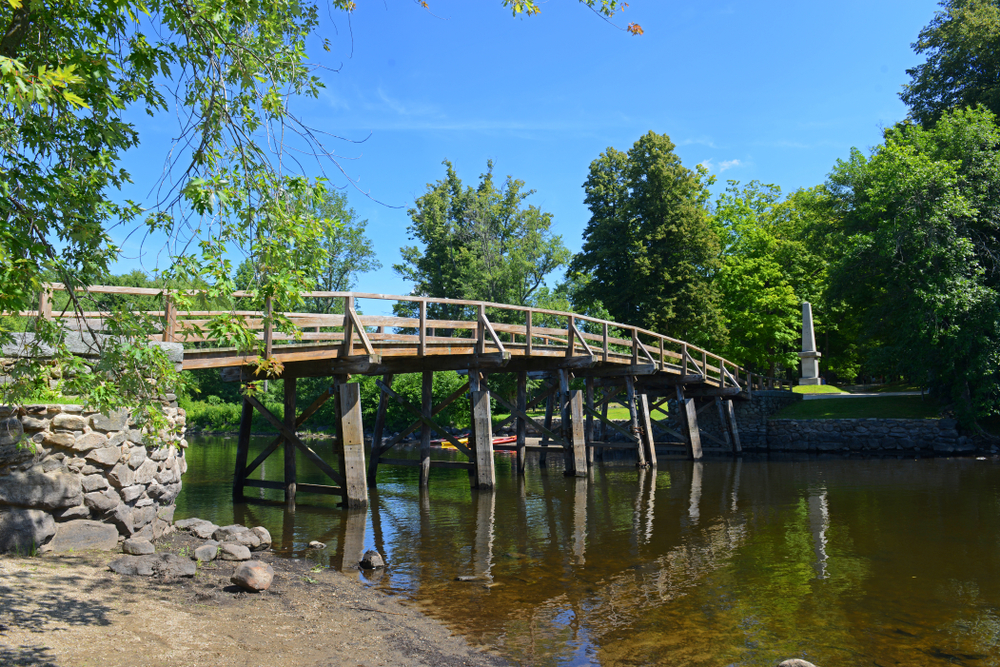 Old North Bridge and Memorial obelisk in Minute Man National Historical Park, Concord, Massachusetts, USA.