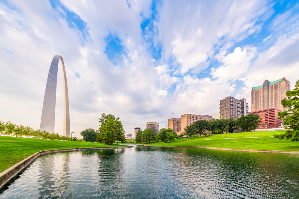 St. Louis, Missouri, USA park view in the morning.