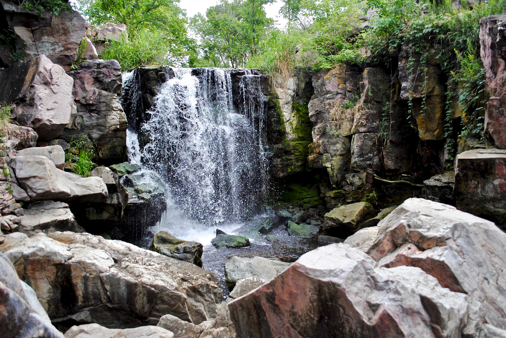 Winnewissa Falls, is in Pipestone National Monument, located in southwestern Minnesota. The catlinite, or "pipestone" from here, has been traditionally used to make traditional Indian ceremonial pipe
