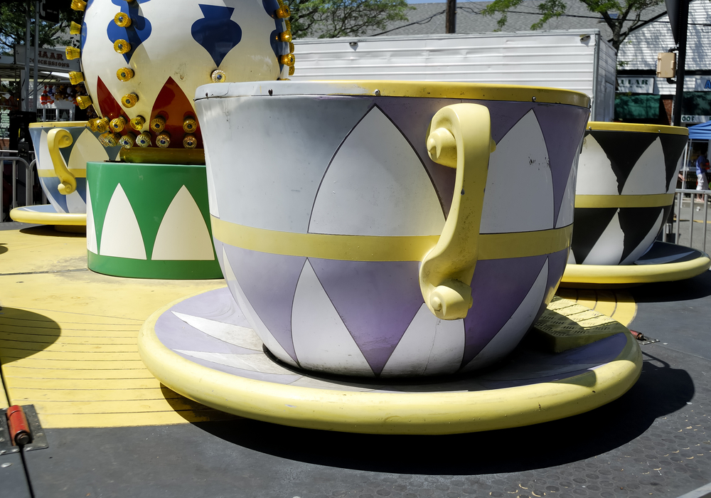 Spinning teacups ride