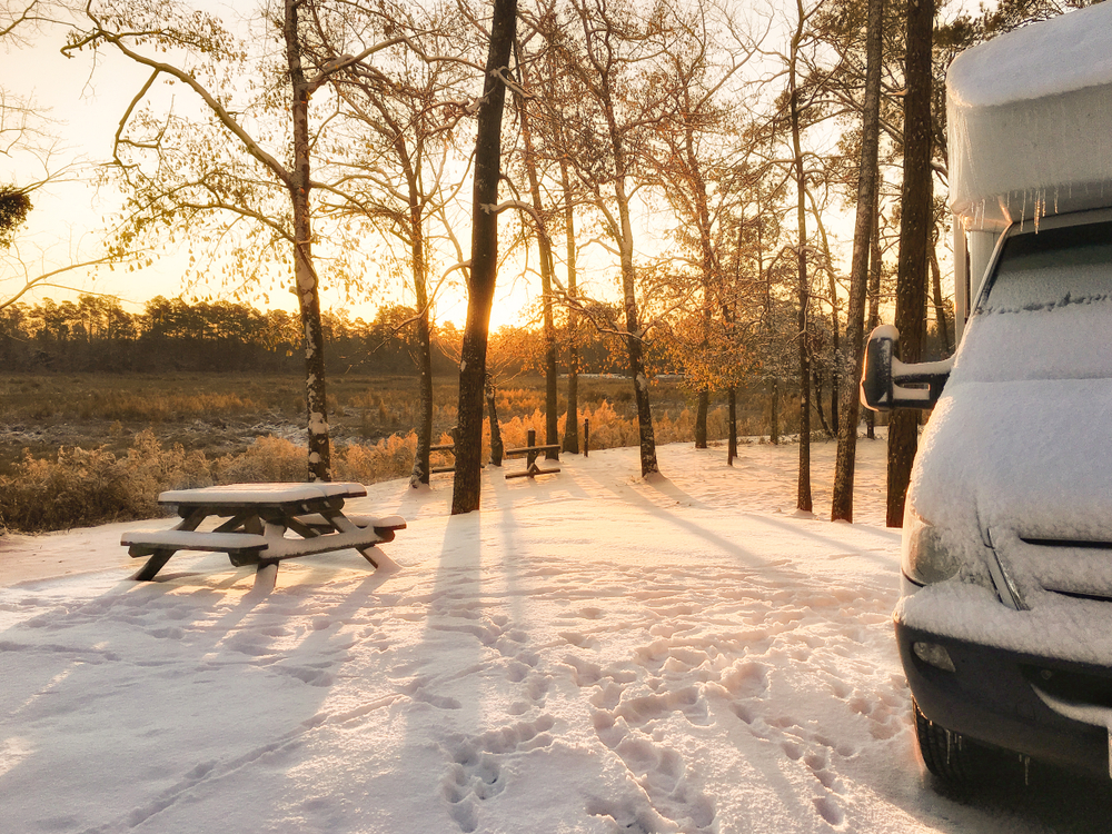 autocaravana con nieve en invierno
