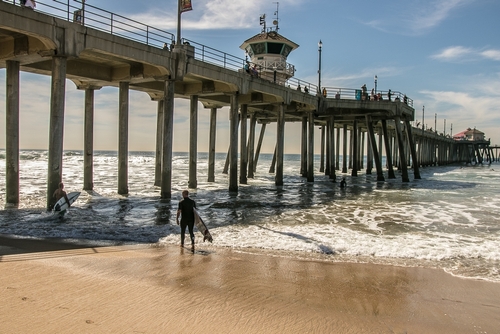 Huntington Beach Pier, great day for surfing. 